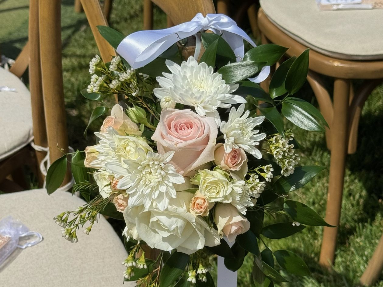 Aisle chair florals by Lorena Solis